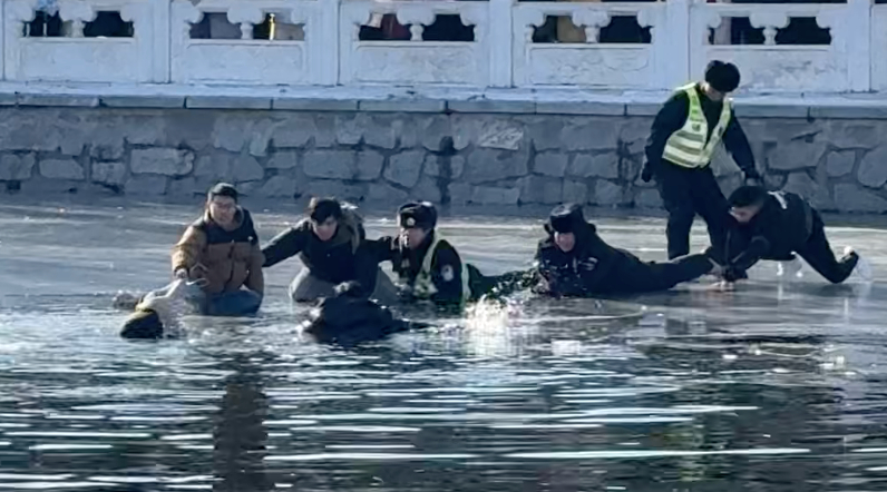 目击者揭秘，海边攀岩惊魂瞬间，三人挑战极限一人命悬大海