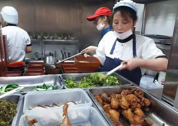 十元配餐简陋问题引发关注，学生饱腹之困与校方回应