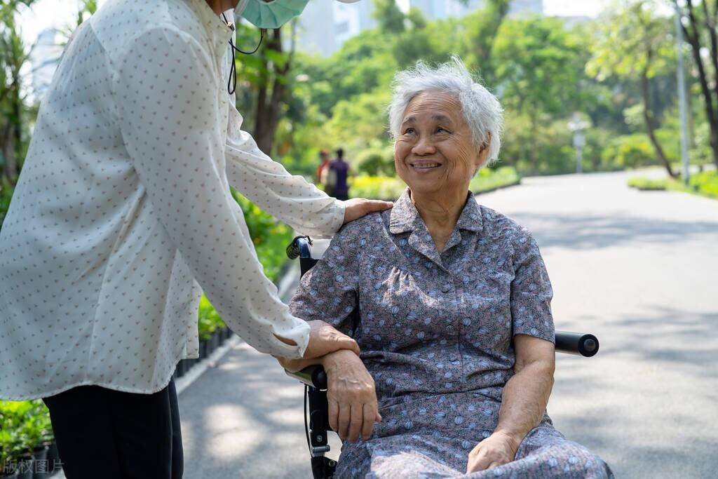 男子带母酒店养老遭拒，事件背后的故事与反思