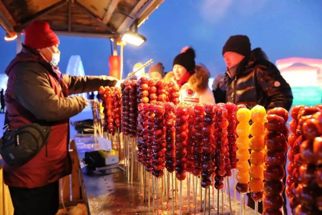 冰雪大世界中的甜蜜邂逅，探寻糖葫芦摊位背后的商机与挑战