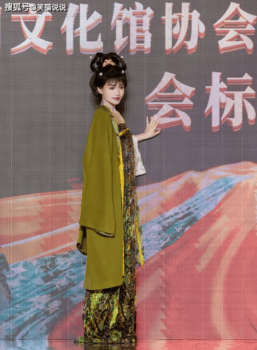 李子柒绿色唐朝襦裙演绎古典美的现代风采