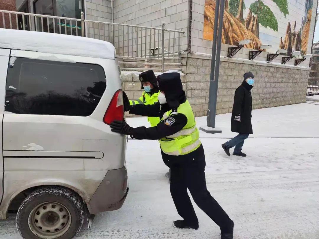 鹤岗破纪录暴雪中的公交乘客挑战