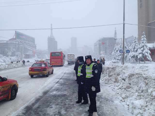 黑龙江鹤岗破纪录降雪，雪域奇观与应对挑战