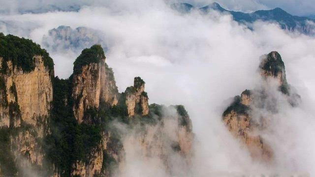 河南突发山体滑塌事件，铁路线路遭埋，交通严重受阻——现场紧急救援与影响评估