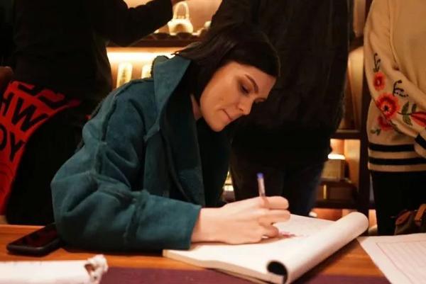 Jessie J，天赋异禀为何难成一线巨星？探究其原因