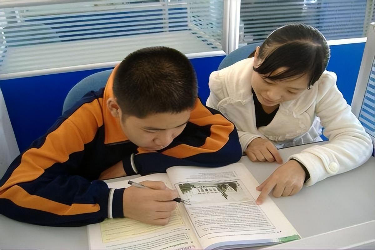 教育局回应教师被学生投诉，深化教育环境整治保障师生权益行动