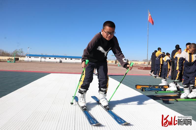 张家口再次启动火热冰雪旅游季