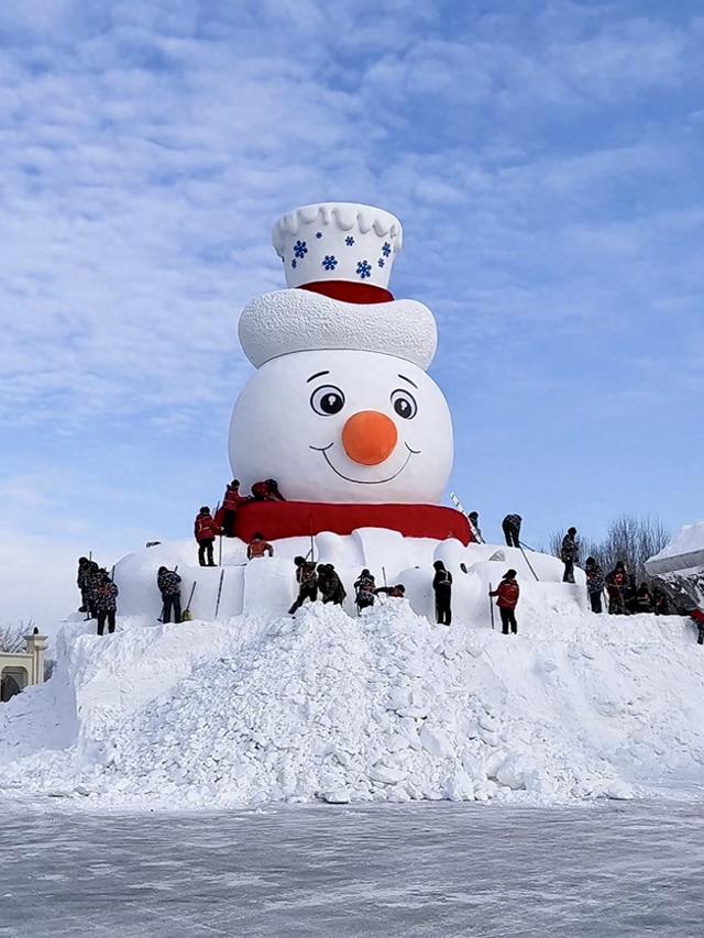 哈尔滨首个大雪人亮相，雪域中的壮观奇迹