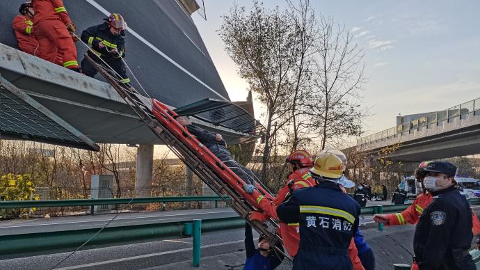 湖北高架事故，车辆坠桥起火深度分析与反思