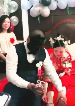 传统婚礼习俗与现代冲击下的新娘化妆风波，抹黑仪式引发争议