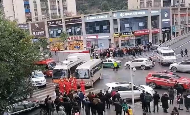 重庆步行街辟谣爆炸事件，真相探究与反思