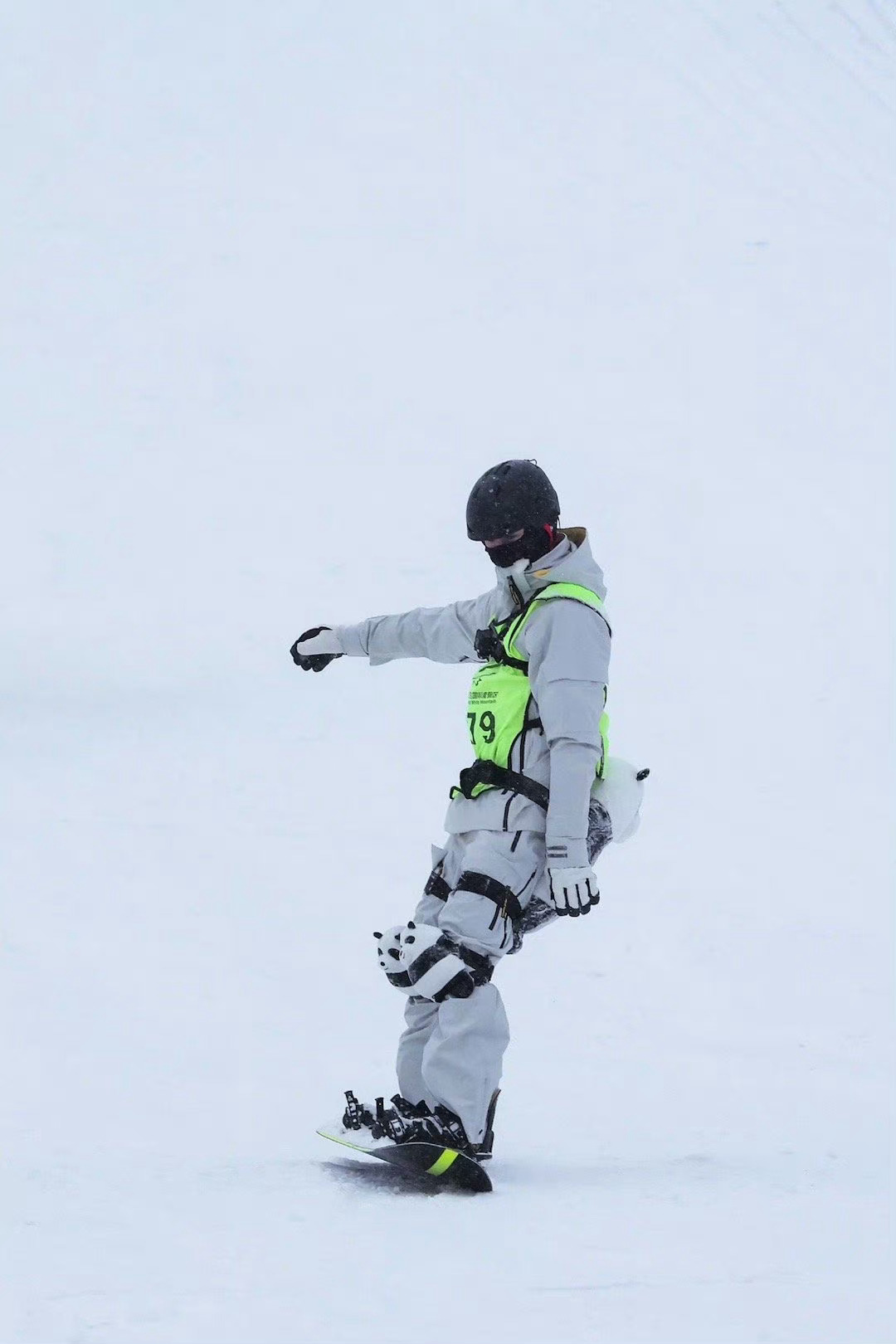 男生滑雪摔倒再起帅气瞬间