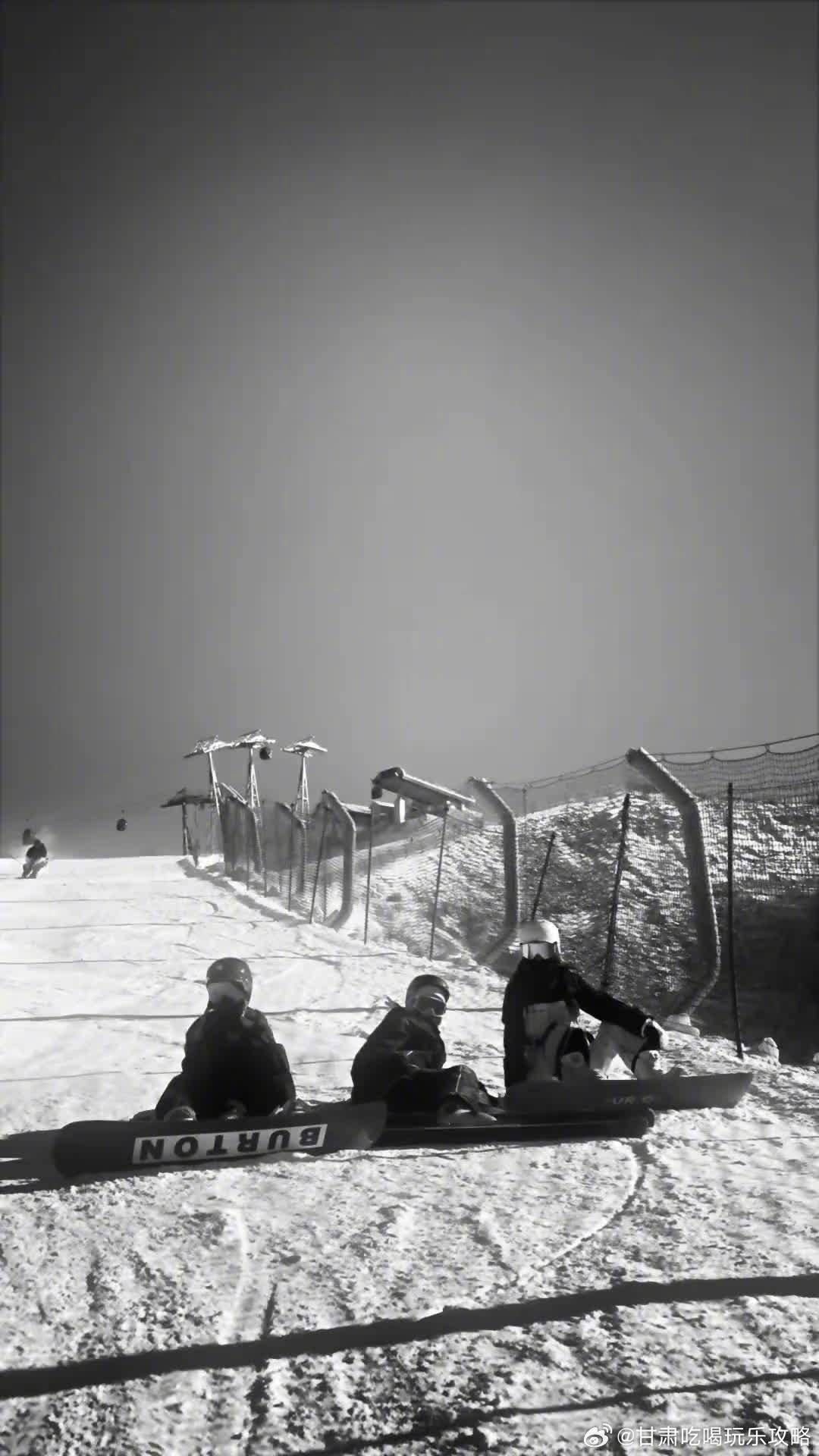 甜馨与嗯哼的冬日滑雪冒险之旅