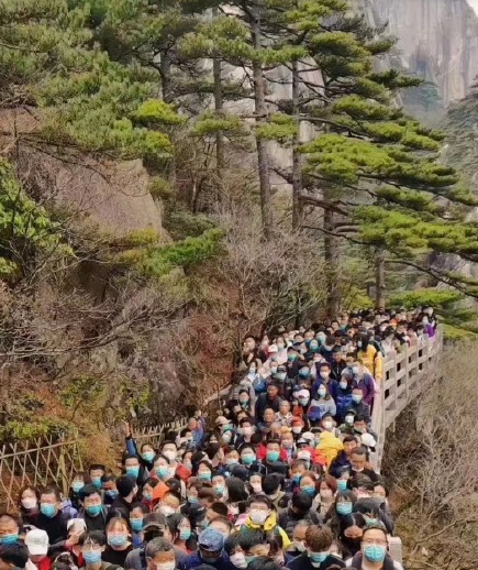 景区回应李现在虎跳峡举国旗事件，理性看待，共同推动文明旅游新风尚