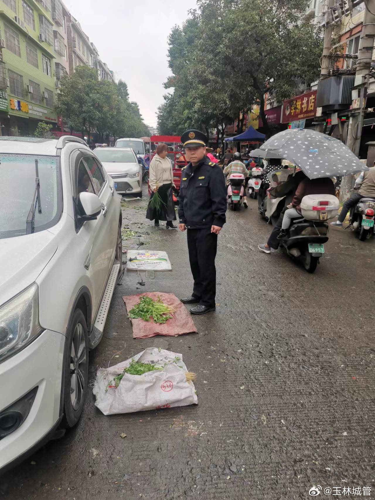 城管执法遭遇摊贩闯卡撞车事件，背后的故事揭秘