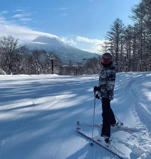 何猷君与儿子滑雪欢乐时光，家庭运动展现独特魅力