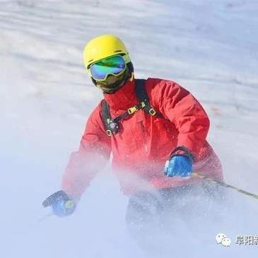 中国游客滑雪遭遇粉雪险境致悲剧，警示滑雪安全需重视