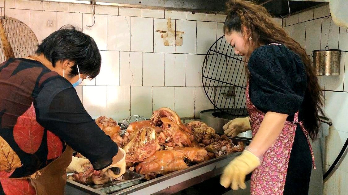 烧鸡店阿姨在银川地震中的英勇瞬间，折返关火展现无私勇气