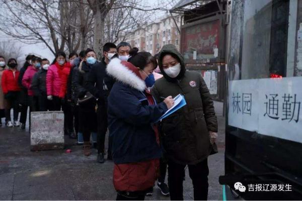 东北严寒冬季，雪覆公交车里的独特景象与体验