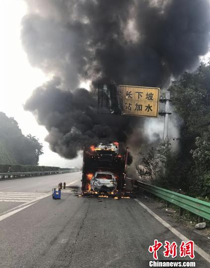 半挂车高速起火致新车全毁，事故背后的教训与启示