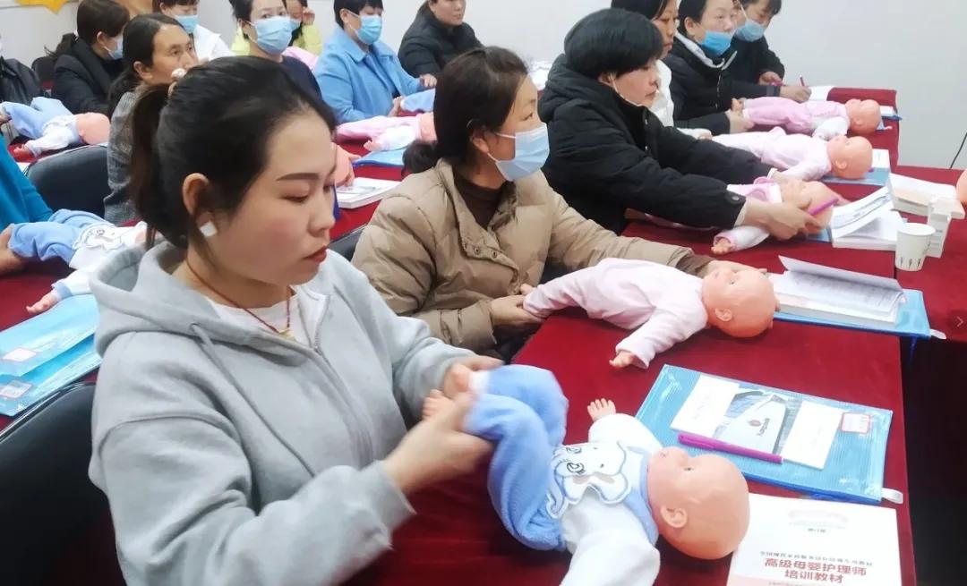 女子为婆婆报名培训班应对月嫂短缺问题