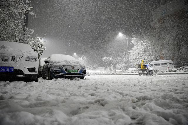 郑州罕见大暴雪考验城市应对能力，反思与行动