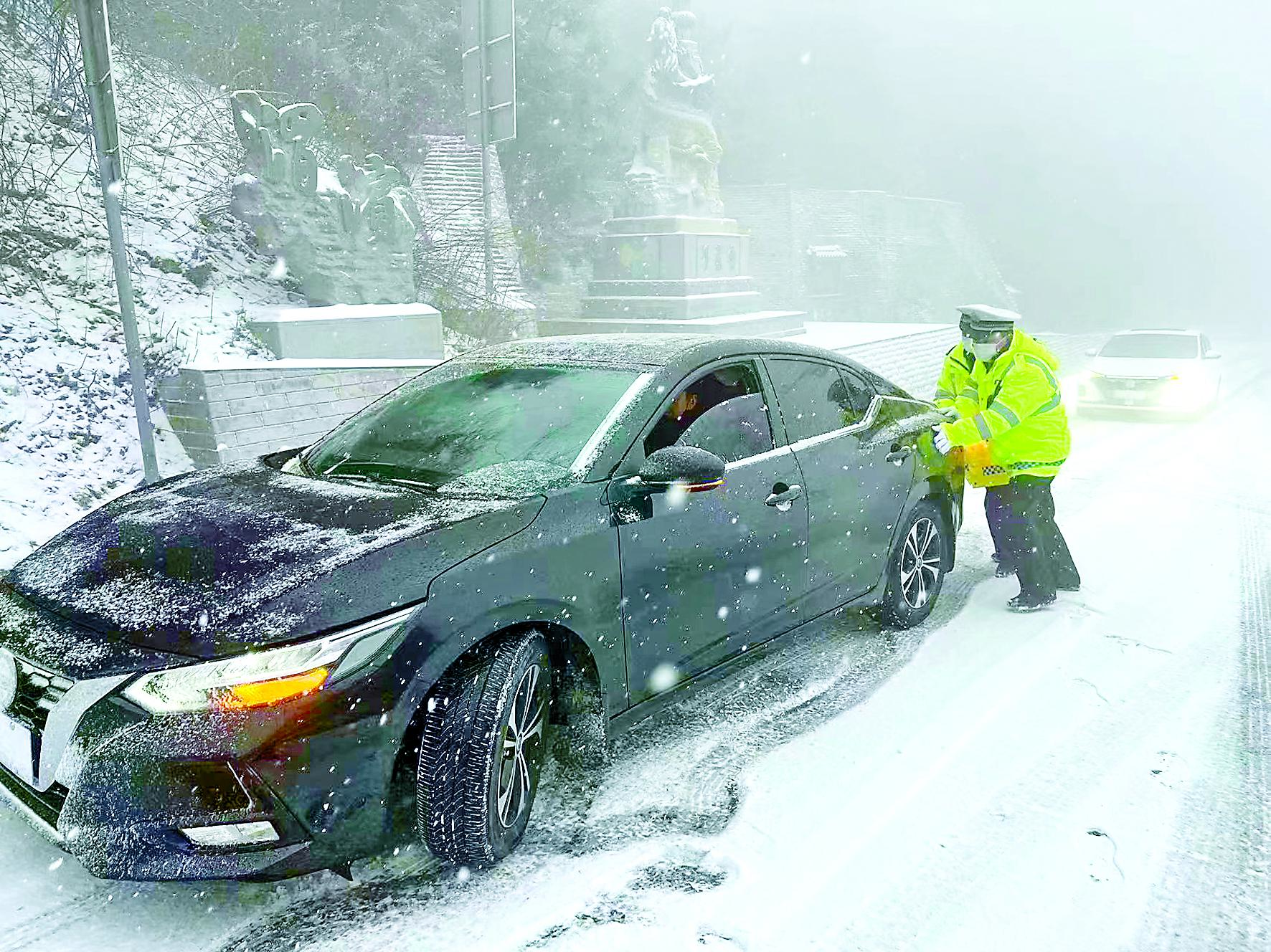 暴雪下的春运回家路，挑战与波折