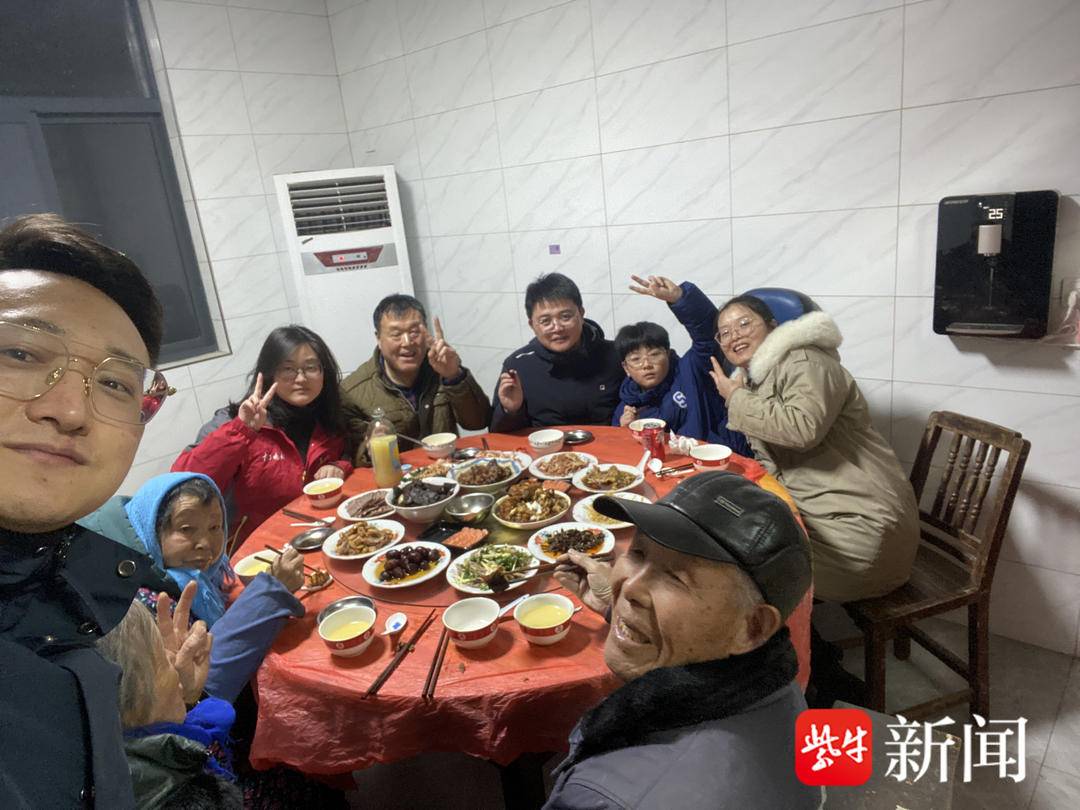 困意中的温馨团聚，凌晨四五点的特殊年夜饭