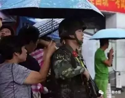 军民情深，武警战士细心照看宝妈宝宝，温暖人心的瞬间