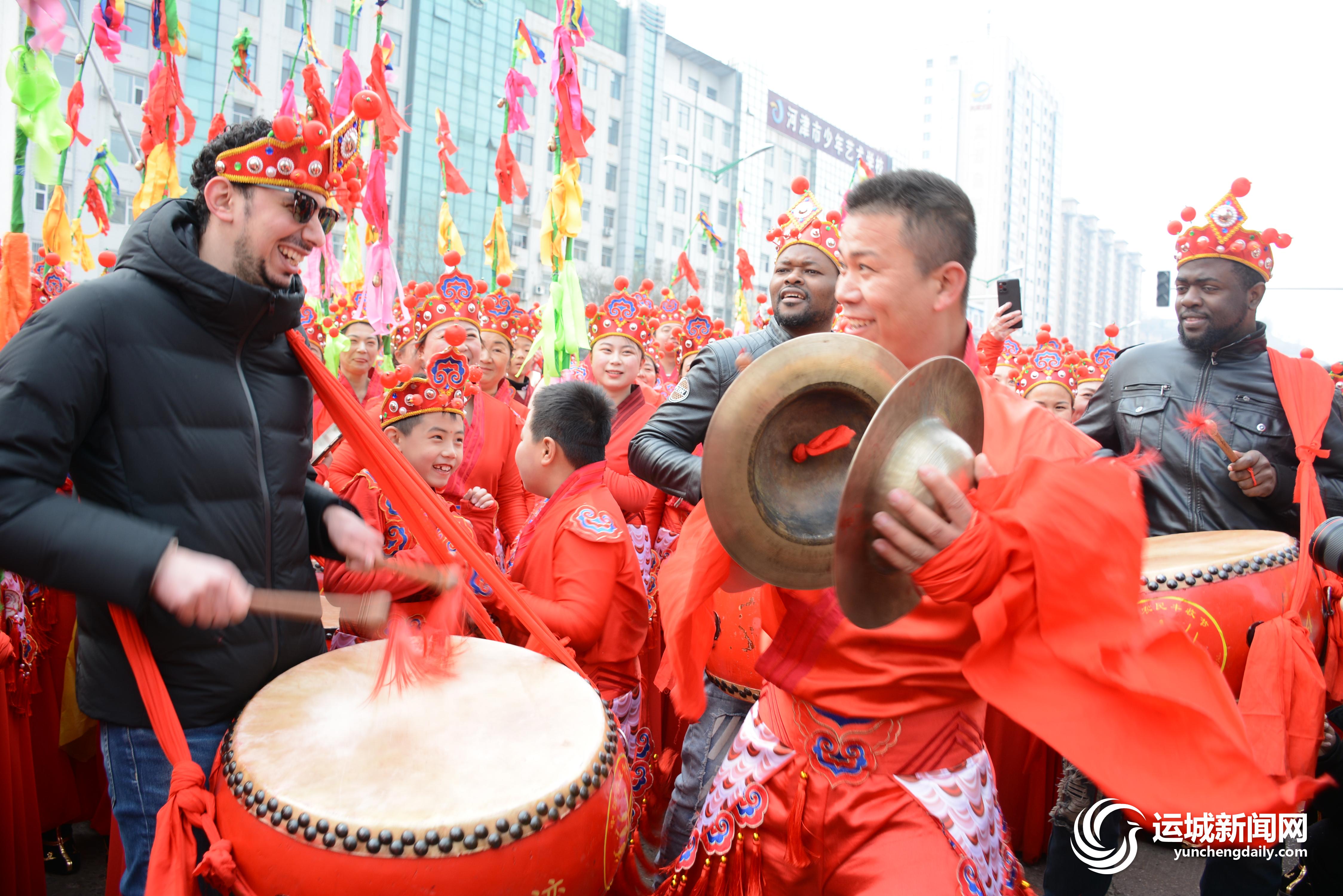 锣鼓舞乐迎新春，欢庆华年共盛世