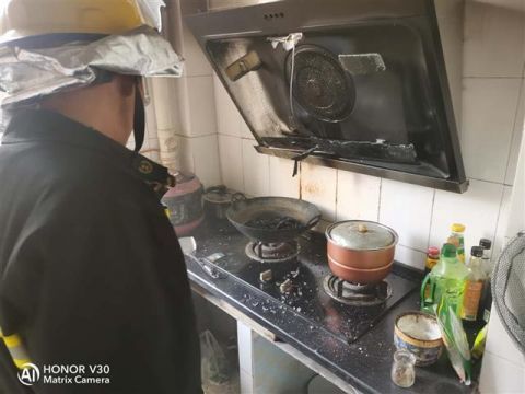 技艺传承，大师八分钟炉贴百四十烧饼的非凡之旅