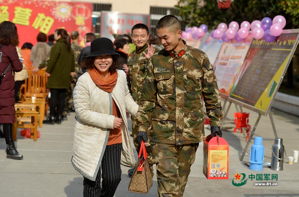 小伙当兵友情显，未归家却收获好友对父母真挚祝福