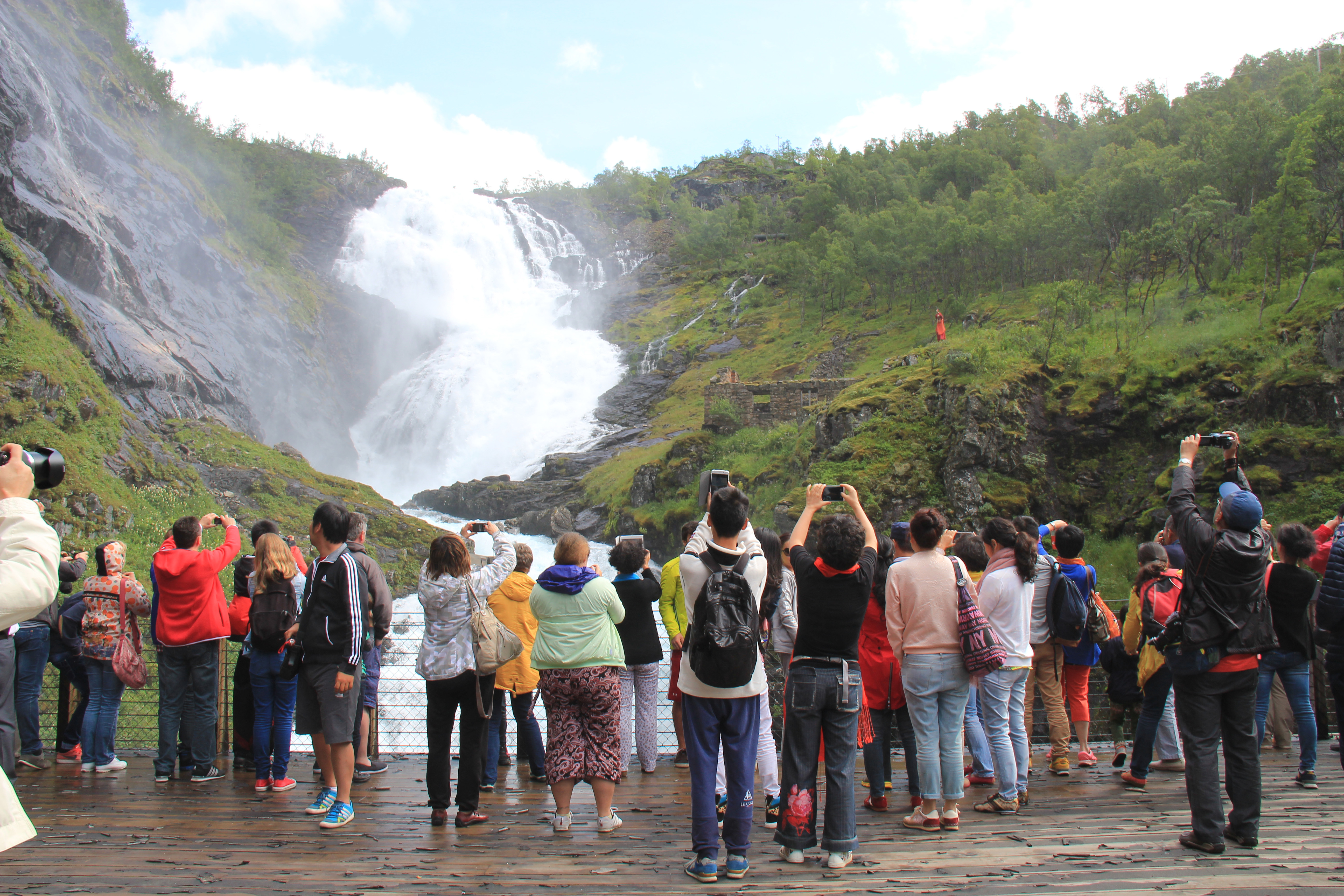 跨文化壮丽之旅，导游陪同北欧游客挑战中国名山之旅